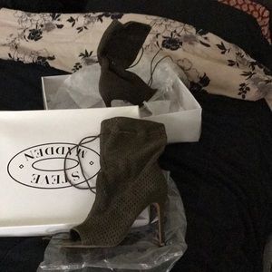 Can wear with jeans/ dress clothes open toe heels